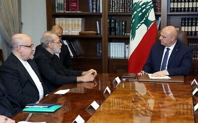 Le président libanais Joseph Aoun rencontre le chef du Conseil national de sécurité iranien Ali Larijani et une délégation au palais présidentiel de Baabda, au Liban, le 13 août 2025. (Crédit : Présidence libanaise / AFP)