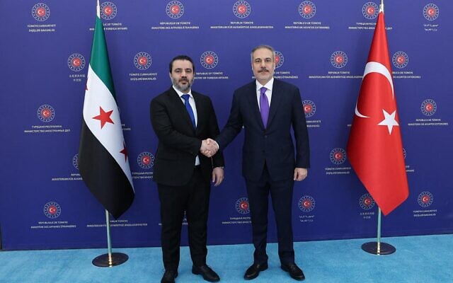 Le ministre turc des Affaires étrangères, Hakan Fidan (à droite), rencontre son homologue syrien, Asaad al-Shaibani, à Ankara le 13 août 2025. (Crédit : MINISTÈRE TURC DES AFFAIRES ÉTRANGÈRES / AFP) Le ministre turc des Affaires étrangères, Hakan Fidan (à droite), rencontre son homologue syrien, Asaad al-Shaibani, à Ankara le 13 août 2025. (Crédit : MINISTÈRE TURC DES AFFAIRES ÉTRANGÈRES / AFP)