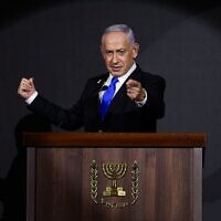 Le Premier ministre Benjamin Netanyahu prononçant une allocution lors d'un événement organisé par Newsmax, à Jérusalem, le 13 août 2025. (Crédit : Ronen Zvulun/POOL/AFP)