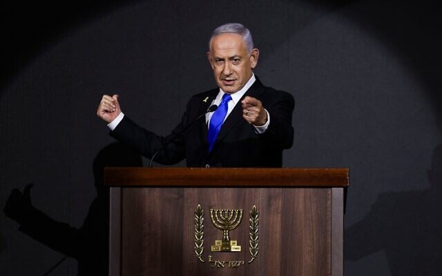 Le Premier ministre Benjamin Netanyahu prononçant une allocution lors d'un événement organisé par Newsmax, à Jérusalem, le 13 août 2025. (Crédit : Ronen Zvulun/POOL/AFP)