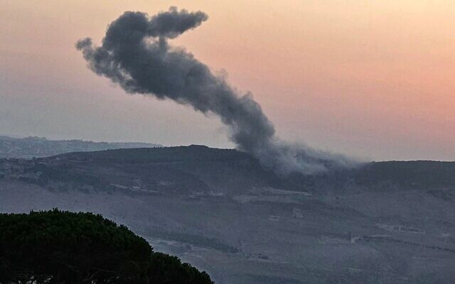 De la fumée s'élevant du site d'une frappe aérienne israélienne qui a visé la périphérie du village de Kfar Tibnit, dans le district de Nabatieh, sur une photo prise depuis le village de Marjayoun, dans le sud du Liban le 15 août 2025. (Crédit : Rabih Daher/AFP)