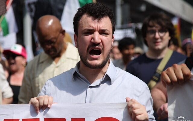 L'activiste pro-palestinien et anti-israélien Mahmoud Khalil participe à la manifestation "Stand with Gaza" à Bryant Park, à New York, le 16 août 2025. (Crédit : Leonardo Munoz/AFP)