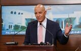 L'ambassadeur américain en Turquie et envoyé spécial pour la Syrie, Tom Barrack, s'exprimant lors d'une conférence de presse conjointe, à l'issue de sa rencontre avec le président libanais, au palais présidentiel, à Baabda, le 18 août 2025. (Crédit : Anwar Amro/AFP)