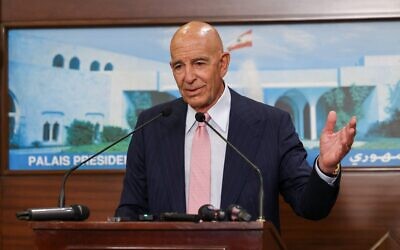 L'ambassadeur américain en Turquie et envoyé spécial pour la Syrie, Tom Barrack, s'exprimant lors d'une conférence de presse conjointe, à l'issue de sa rencontre avec le président libanais, au palais présidentiel, à Baabda, le 18 août 2025. (Crédit : Anwar Amro/AFP) L'ambassadeur américain en Turquie et envoyé spécial pour la Syrie, Tom Barrack, s'exprimant lors d'une conférence de presse conjointe, à l'issue de sa rencontre avec le président libanais, au palais présidentiel, à Baabda, le 18 août 2025. (Crédit : Anwar Amro/AFP)