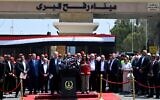 Le Premier ministre de l'Autorité palestinienne, Mohammad Mustafa (au centre à gauche), écoute le ministre égyptien des Affaires étrangères, Badr Abdelatty (au centre), lors d'une conférence de presse organisée du côté égyptien du poste-frontière de Rafah, à Rafah, le 18 août 2025. (Crédit : Khaled DESOUKI / AFP)