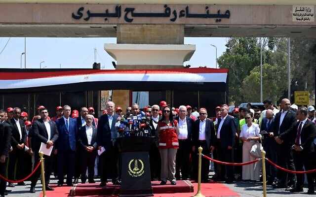 Le Premier ministre de l'Autorité palestinienne, Mohammad Mustafa (au centre à gauche), écoute le ministre égyptien des Affaires étrangères, Badr Abdelatty (au centre), lors d'une conférence de presse organisée du côté égyptien du poste-frontière de Rafah, à Rafah, le 18 août 2025. (Crédit : Khaled DESOUKI / AFP)