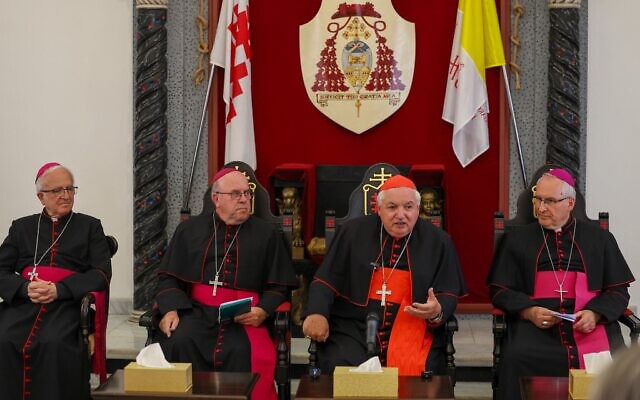 Illustration : Le cardinal Jean-Marc Aveline (2e à droite), archevêque de Marseille et président de la Conférence des évêques de France, s'exprime lors d'une conférence de presse à l'église du Patriarcat latin dans la vieille ville de Jérusalem, le 19 août 2025. (Crédit : Ahmad GHARABLI / AFP)