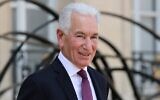 L'ambassadeur des États-Unis en France, Charles Kushner, quitte le palais de l'Élysée, à Paris, en France, après une rencontre avec le président français, le 18 juillet 2025. (Ludovic MARIN / AFP)