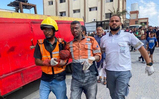 Des secouristes gazaouis évacuant un membre de l’Agence de défense civile de Gaza, sous autorité du Hamas, blessé lors de frappes israéliennes sur l'hôpital Nasser, à Khan Younès, dans le sud de la bande de Gaza, le 25 août 2025. Le Hamas a fait état de 15 morts, dont des journalistes. (Crédit : AFP) Des secouristes gazaouis évacuant un membre de l’Agence de défense civile de Gaza, sous autorité du Hamas, blessé lors de frappes israéliennes sur l'hôpital Nasser, à Khan Younès, dans le sud de la bande de Gaza, le 25 août 2025. Le Hamas a fait état de 15 morts, dont des journalistes. (Crédit : AFP)