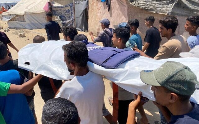 Des Gazaouis transportent le corps de l'un des cinq journalistes tués lors d'une frappe israélienne sur l'hôpital Nasser à Khan Younès, dans le sud de la bande de Gaza, lors de leurs funérailles le 25 août 2025. (Crédit : AFP) Des Gazaouis transportent le corps de l'un des cinq journalistes tués lors d'une frappe israélienne sur l'hôpital Nasser à Khan Younès, dans le sud de la bande de Gaza, lors de leurs funérailles le 25 août 2025. (Crédit : AFP)