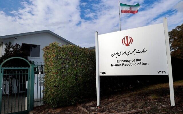 Le drapeau national iranien flottant au-dessus de l'ambassade d'Iran, à Canberra, le 26 août 2025. Le gouvernement australien a annoncé le 26 août l'expulsion de l'ambassadeur d'Iran, accusant ce pays d'être à l'origine d'attaques antisémites à Melbourne et Sydney. (Crédit : Hilary Wardhaugh/AFP) Le drapeau national iranien flottant au-dessus de l'ambassade d'Iran, à Canberra, le 26 août 2025. Le gouvernement australien a annoncé le 26 août l'expulsion de l'ambassadeur d'Iran, accusant ce pays d'être à l'origine d'attaques antisémites à Melbourne et Sydney. (Crédit : Hilary Wardhaugh/AFP)