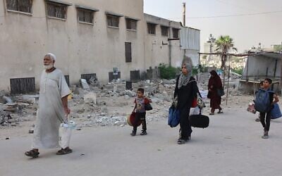 Des Palestiniens fuient leurs maisons dans le quartier de Zeitoun, dans la ville de Gaza, le 26 août 2025. (Crédit : Omar AL-QATTAA / AFP) Des Palestiniens fuient leurs maisons dans le quartier de Zeitoun, dans la ville de Gaza, le 26 août 2025. (Crédit : Omar AL-QATTAA / AFP)