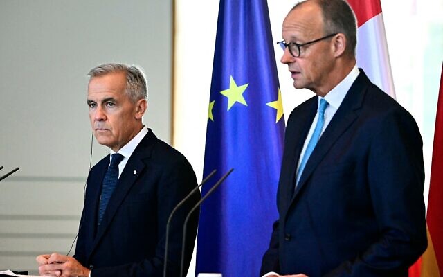 Le chancelier allemand, Friedrich Merz, (à droite) et le Premier ministre canadien, Mark Carney, lors d'une conférence de presse conjointe après des discussions bilatérales à la Chancellerie, à Berlin, le 26 août 2025. (Crédit : Tobias Schwarz/AFP) Le chancelier allemand, Friedrich Merz, (à droite) et le Premier ministre canadien, Mark Carney, lors d'une conférence de presse conjointe après des discussions bilatérales à la Chancellerie, à Berlin, le 26 août 2025. (Crédit : Tobias Schwarz/AFP)