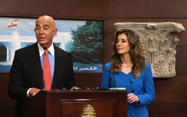 L'ambassadeur américain en Turquie et envoyé spécial pour la Syrie, Tom Barrack (à gauche), faisant une déclaration, accompagné de l'envoyée adjointe américaine pour le Moyen-Orient, Morgan Ortagus, après une réunion avec le président libanais, au palais présidentiel de Baabda, le 26 août 2025. (Crédit : Anwar Amro/AFP)