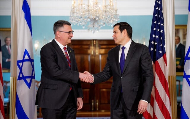 Le Secrétaire d'État américain Marco Rubio, à droite, avec le ministre israélien des Affaires étrangères, Gideon Saar, dans la salle des Traités du Département d'État, le 27 août 2025 à Washington, DC. (Andrew Harnik/GETTY IMAGES NORTH AMERICA/Getty Images via AFP) Le Secrétaire d'État américain Marco Rubio, à droite, avec le ministre israélien des Affaires étrangères, Gideon Saar, dans la salle des Traités du Département d'État, le 27 août 2025 à Washington, DC. (Andrew Harnik/GETTY IMAGES NORTH AMERICA/Getty Images via AFP)