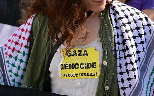Une femme portant un autocollant sur lequel on peut lire « Gaza = génocide, boycottez Israël » avant la cérémonie d'ouverture du 82ᵉ Festival du film de Venise, au Lido, à Venise, le 27 août 2025. (Crédit : Tiziana Fabi/AFP) Une femme portant un autocollant sur lequel on peut lire « Gaza = génocide, boycottez Israël » avant la cérémonie d'ouverture du 82ᵉ Festival du film de Venise, au Lido, à Venise, le 27 août 2025. (Crédit : Tiziana Fabi/AFP)
