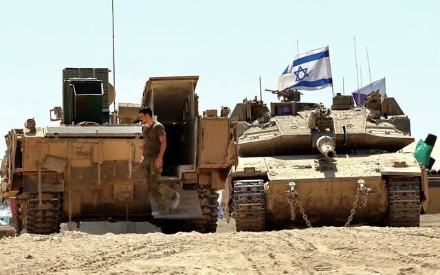 Des véhicules blindés israéliens positionnés près de la frontière avec la bande de Gaza, dans le sud d'Israël, le 27 août 2025. (Crédit : Jack Guez/AFP) Des véhicules blindés israéliens positionnés près de la frontière avec la bande de Gaza, dans le sud d'Israël, le 27 août 2025. (Crédit : Jack Guez/AFP)