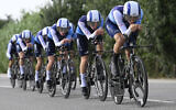 Les coureurs de l'équipe Israel Premier Tech s'affrontant lors de la cinquième étape du Tour d'Espagne, une course contre la montre par équipe de 24,1 km à Figueres, le 27 août 2025. (Crédit : Josep Lago/AFP)