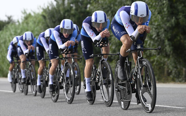 Les coureurs de l'équipe Israel Premier Tech s'affrontant lors de la cinquième étape du Tour d'Espagne, une course contre la montre par équipe de 24,1 km à Figueres, le 27 août 2025. (Crédit : Josep Lago/AFP)