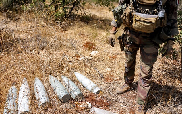 Des soldats de la Force intérimaire des Nations unies au Liban (FINUL) se tenant à côté de munitions anciennement utilisées par le groupe terroriste chiite libanais du Hezbollah, soutenu par la République islamique d’Iran, dans la vallée de Khraibeh, à el-Meri, dans le sud du Liban, le 27 août 2025. (Crédit : Anwar Amro/AFP) Des soldats de la Force intérimaire des Nations unies au Liban (FINUL) se tenant à côté de munitions anciennement utilisées par le groupe terroriste chiite libanais du Hezbollah, soutenu par la République islamique d’Iran, dans la vallée de Khraibeh, à el-Meri, dans le sud du Liban, le 27 août 2025. (Crédit : Anwar Amro/AFP)