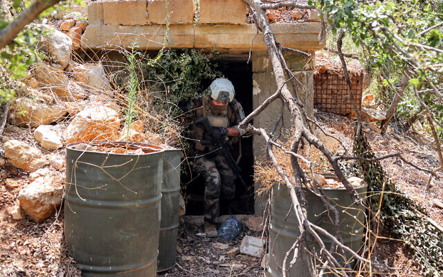 Un soldat de la Force intérimaire des Nations unies au Liban (FINUL) près d'une position d'artillerie fortifiée anciennement détenue par le groupe terroriste chiite libanais du Hezbollah, soutenu par la République islamique d’Iran, dans la vallée de Khraibeh, à el-Meri, dans le sud du Liban, le 27 août 2025. (Crédit : Anwar Amro/AFP)