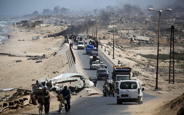 Des Palestiniens déplacés évacuent Gaza-City vers le sud de la bande de Gaza, à Nuseirat, le 28 août 2025. (Crédit : Eyad BABA/AFP) Des Palestiniens déplacés évacuent Gaza-City vers le sud de la bande de Gaza, à Nuseirat, le 28 août 2025. (Crédit : Eyad BABA/AFP)
