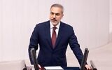 Le ministre turc des Affaires étrangères, Hakan Fidan, s'exprime devant la Grande Assemblée nationale de Turquie à Ankara, le 29 août 2025. (Crédit : Document/ Ministère turc des Affaires étrangères/AFP)