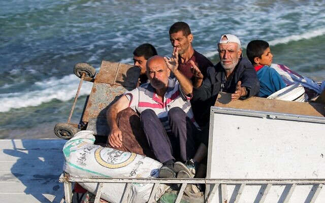 Une Palestinienne et ses enfants passent devant une tente dans la ville de Gaza, le 29 août 2025. (Crédit : Bashar TALEB / AFP) Une Palestinienne et ses enfants passent devant une tente dans la ville de Gaza, le 29 août 2025. (Crédit : Bashar TALEB / AFP)