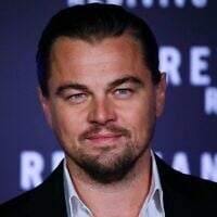L'acteur Leonardo DiCaprio pose pour les photographes à son arrivée à la projection du film "The Revenant" à Rome, le vendredi 15 janvier 2016. (Crédit : AP/Gregorio Borgia)