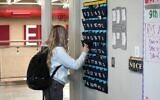 Illustration : Aux Etats-Unis, une élève de Troisième place son téléphone portable dans un support ad hoc avant d'entrerr en classe au lycée Delta, le 23 février 2024, à Delta, dans l'Utah. (Crédit : AP Photo/Rick Bowmer)