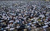 Des musulmans accomplissent la prière de l'Aïd al-Fitr, marquant la fin du mois de jeûne du ramadan, à Karachi, au Pakistan, le 10 avril 2024. (Crédit : Fareed Khan/AP)