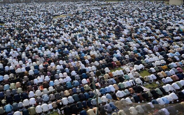 Des musulmans accomplissent la prière de l'Aïd al-Fitr, marquant la fin du mois de jeûne du ramadan, à Karachi, au Pakistan, le 10 avril 2024. (Crédit : Fareed Khan/AP)