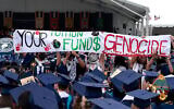 Des étudiants de l'Université George Washington portent une pancarte lors d'une manifestation anti-Israël alors que la présidente de l'Université George Washington, Ellen Granberg, prend la parole lors d'une cérémonie de remise des diplômes à Washington, le 19 mai 2024. (Crédit : AP Photo/Jose Luis Magana)