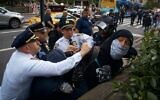 La police arrête un manifestant pro-palestinien et anti-Israël près du Metropolitan Museum of Art, où se déroule le Met Gala, le 6 mai 2024, à New York. (AP Photo/Andres Kudacki, fichier)