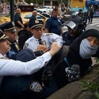 La police arrête un manifestant pro-palestinien et anti-Israël près du Metropolitan Museum of Art, où se déroule le Met Gala, le 6 mai 2024, à New York. (AP Photo/Andres Kudacki, fichier)