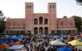 Un campement sur le campus de l'UCLA après des affrontements entre manifestants opposés à la guerre contre le Hamas, à Los Angeles, le 1ᵉʳ mai 2024. (Crédit : Jae C. Hong/AP)