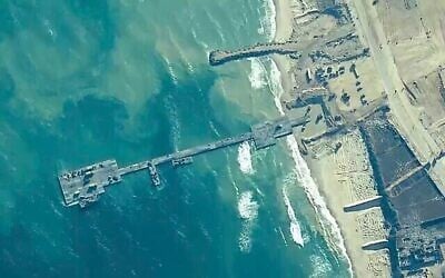 Image fournie par le Commandement central des États-Unis donnant à voir les forces américaines et israéliennes en train d'installer la jetée Trident sur les côtes de la bande de Gaza, le 16 mai 2024. (Commandement central des États-Unis via AP) Image fournie par le Commandement central des États-Unis donnant à voir les forces américaines et israéliennes en train d'installer la jetée Trident sur les côtes de la bande de Gaza, le 16 mai 2024. (Commandement central des États-Unis via AP)