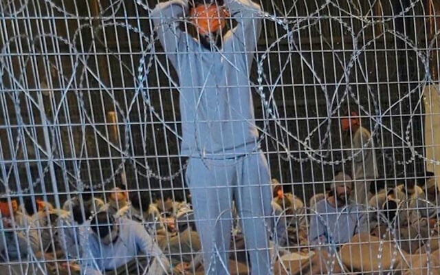 Des Palestiniens aux yeux bandés capturés dans la bande de Gaza dans un centre de détention de la base militaire de Sde Teiman, dans le sud d'Israël, à l'hiver 2023. (Breaking The Silence via AP)