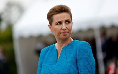 La Première ministre danoise Mette Frederiksen lors d’une cérémonie au monument danois situé à l'extérieur de Sainte-Marie-du-Mont, en Normandie, le jeudi 6 juin 2024. (Crédit : Jeremias Gonzalez/AP) La Première ministre danoise Mette Frederiksen lors d’une cérémonie au monument danois situé à l'extérieur de Sainte-Marie-du-Mont, en Normandie, le jeudi 6 juin 2024. (Crédit : Jeremias Gonzalez/AP)