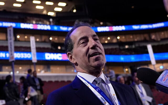 Le Représentant démocrate Jamie Raskin s'adresse aux journalistes avant la Convention nationale démocrate, le 19 août 2024 à Chicago. (Crédit : AP Photo/ Brynn Anderson/ File) Le Représentant démocrate Jamie Raskin s'adresse aux journalistes avant la Convention nationale démocrate, le 19 août 2024 à Chicago. (Crédit : AP Photo/ Brynn Anderson/ File)