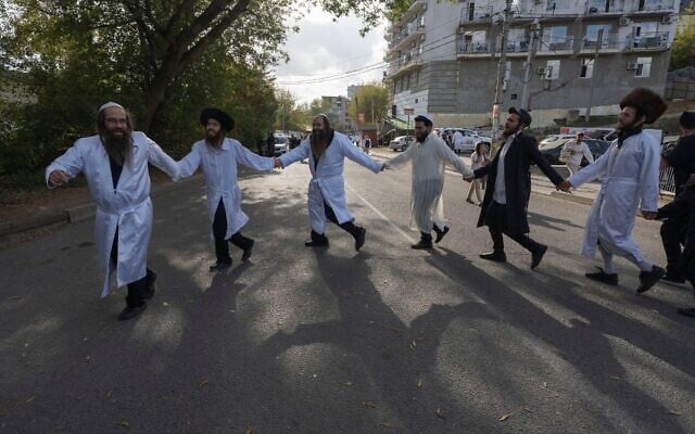 Des juifs orthodoxes dansent sur la tombe du rabbin Nachman, arrière-petit-fils du fondateur du mouvement hassidique, dans la ville d'Ouman, en Ukraine, le 3 octobre 2024. (Crédit AP Photo/Efrem Lukatsky) Des juifs orthodoxes dansent sur la tombe du rabbin Nachman, arrière-petit-fils du fondateur du mouvement hassidique, dans la ville d'Ouman, en Ukraine, le 3 octobre 2024. (Crédit AP Photo/Efrem Lukatsky)