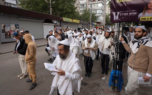Des Juifs orthodoxes priant devant la tombe de Rabbi Nachman de Breslev, arrière-petit-fils du fondateur du mouvement hassidique, pour marquer le Nouvel An Juif dans la ville d'Oman, en Ukraine, le 3 octobre 2024. (Crédit : Efrem Lukatsky/AP)