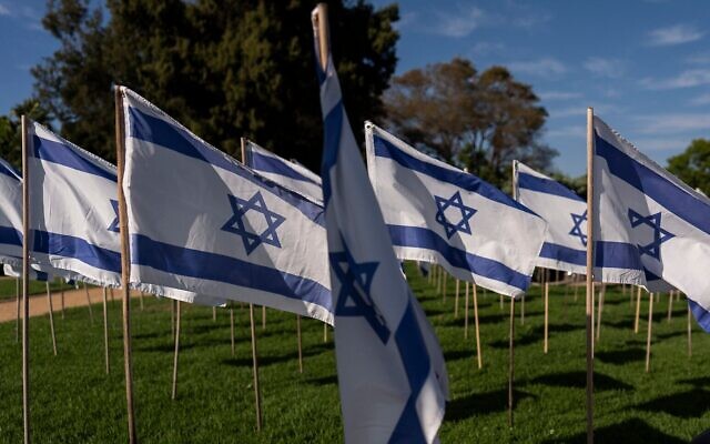 Des drapeaux d'Israël en hommage aux victimes du pogrom perpétré par le groupe terroriste palestinien du Hamas le 7 octobre 2023 flottant au vent sur la Place du Mémorial du 7 octobre, à Beverly Hills, en Californie, le 7 octobre 2024. (Crédit : Jae C. Hong/AP Photo)
