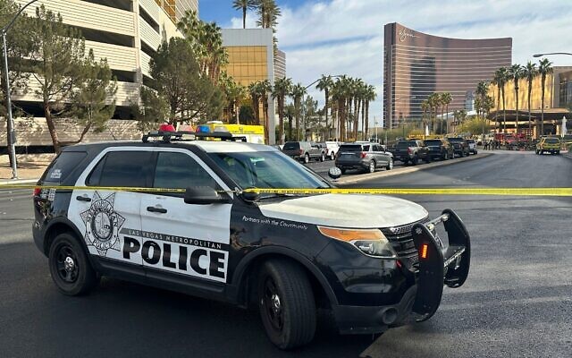 ILLUSTRATION : une véhicule de la police de Las Vegas garé sur le Strip, le 1er janvier 2025. (Crédit : AP Photo/Ty ONeil) ILLUSTRATION : une véhicule de la police de Las Vegas garé sur le Strip, le 1er janvier 2025. (Crédit : AP Photo/Ty ONeil)