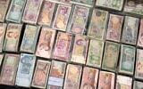 Des billets de banque iraniens actuels et d'avant la révolution sont exposés par un vendeur sur la place Ferdowsi, lieu incontournable pour le change de devises étrangères dans le centre-ville de Téhéran, en Iran, le 5 février 2025. (Crédit : AP Photo/Vahid Salemi)
