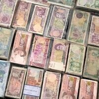 Des billets de banque iraniens actuels et d'avant la révolution sont exposés par un vendeur sur la place Ferdowsi, lieu incontournable pour le change de devises étrangères dans le centre-ville de Téhéran, en Iran, le 5 février 2025. (Crédit : AP Photo/Vahid Salemi)