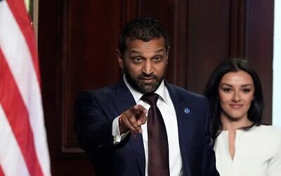 Kash Patel, directeur du FBI, à gauche, en compagnie de sa partenaire Alexis Wilkins, le 21 février 2025, sur le campus de la Maison Blanche à Washington. (Crédit : AP Photo/Mark Schiefelbein) Kash Patel, directeur du FBI, à gauche, en compagnie de sa partenaire Alexis Wilkins, le 21 février 2025, sur le campus de la Maison Blanche à Washington. (Crédit : AP Photo/Mark Schiefelbein)
