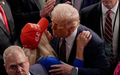 Le président américain Donald Trump saluant la représentante Marjorie Taylor Greene, républicaine de Géorgie, après s'être adressé à une session conjointe du Congrès dans la Chambre des représentants, au Capitole, à Washington, le 4 mars 2025. (Crédit : Julia Demaree Nikhinson/AP)
