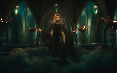 Gal Gadot, dans une scène de « Blanche-Neige ». (Crédit : Disney via AP)