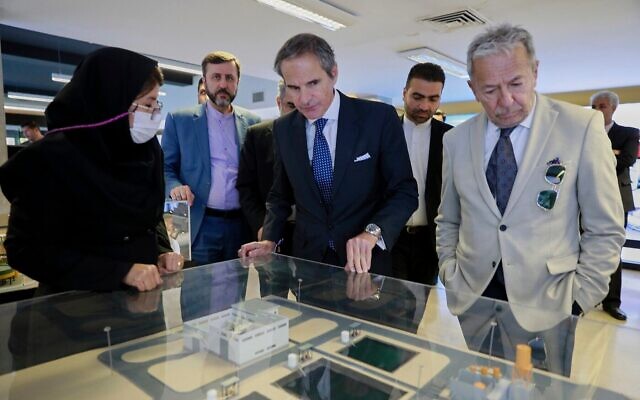 Le directeur-général de l’Agence internationale de l’énergie atomique, Rafael Mariano Grossi, visitant une exposition sur les réalisations nucléaires de l’Iran, à Téhéran, en Iran, le 17 avril 2025. (Crédit : Organisation de l’énergie atomique d’Iran via AP)